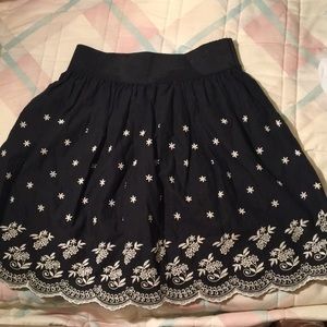 embroidered black white elastic flare skirt